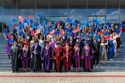 Slávnostné promócie absolventov Fakulty hospodárskej informatiky EU v Bratislave 2026