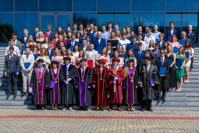 Slávnostné promócie absolventov Fakulty hospodárskej informatiky EU v Bratislave 2026