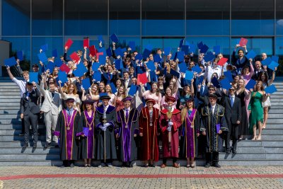 Slávnostné promócie absolventov Fakulty hospodárskej informatiky EU v Bratislave 2026