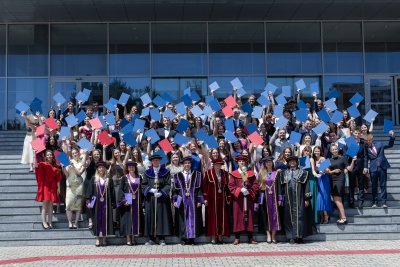 Slávnostné promócie absolventov Fakulty hospodárskej informatiky EU v Bratislave 2026