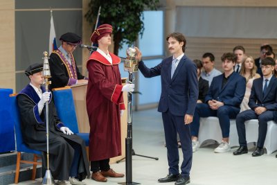 Slávnostné promócie absolventov Fakulty hospodárskej informatiky EU v Bratislave 2026