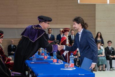 Slávnostné promócie absolventov Fakulty hospodárskej informatiky EU v Bratislave 2026
