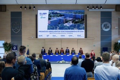 Promócie absolventov doktorandského štúdia na FHI 2026