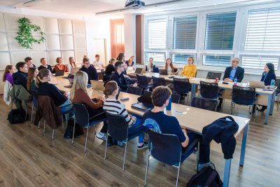 FHI súčasťou pilotného projektu AI ready univerzita - študent