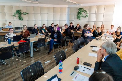 FHI súčasťou pilotného projektu AI ready univerzita - študent